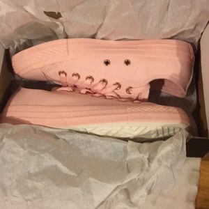 Brand new pink leather converse size 7 in women’s